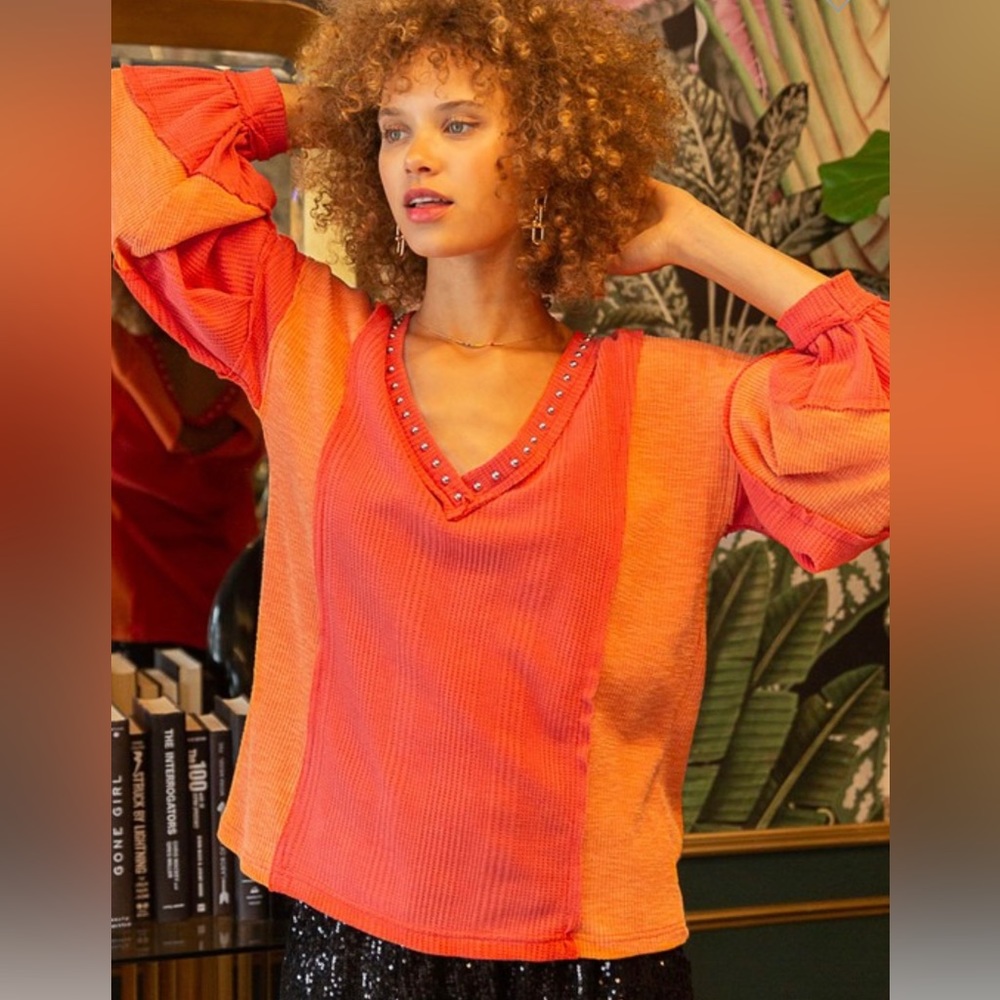 B127🧡❤️NEW!POL perfect v-neck tangerine+ red top w/stud accents+ keyhole back! - Picture 7 of 11
